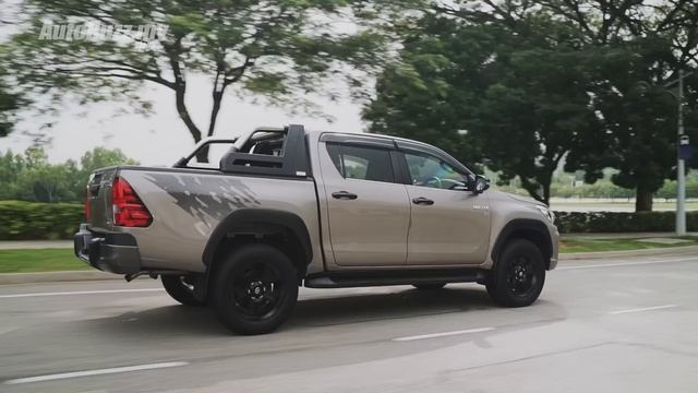 Mitsubishi Triton对决组别王者Toyota Hilux ft. Tai Choo Yee 戴祖億- AutoBuzz.my 中文 смотреть онлайн