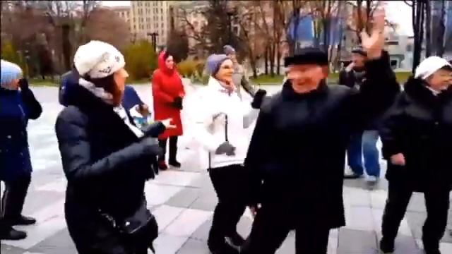 ОН РЕШИЛ ЕЕ ОБНЯТЬ,СВОИ ЧУВСТВА МИЛОЙ РАССКАЗАТЬ!НОЯБРЬ 2022,ХАРЬКОВ! смотреть онлайн