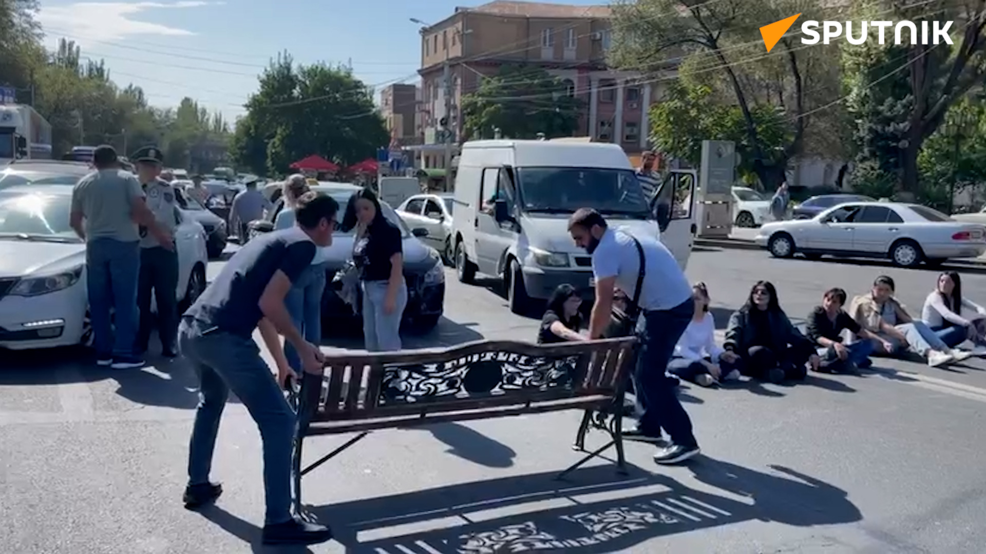 Протестующие заблокировали движение и по улице Ханджяна смотреть онлайн