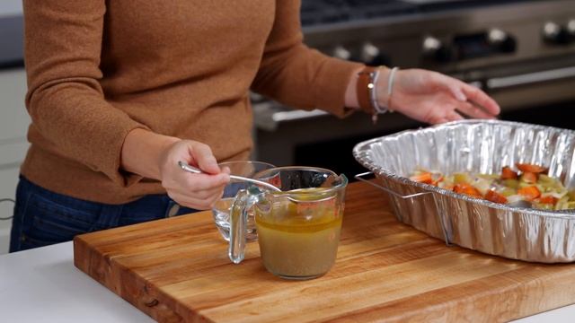Easy Turkey Gravy (with drippings) смотреть онлайн