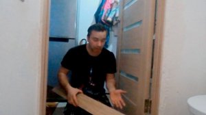 Установка универсального порога под дверью в санузел.