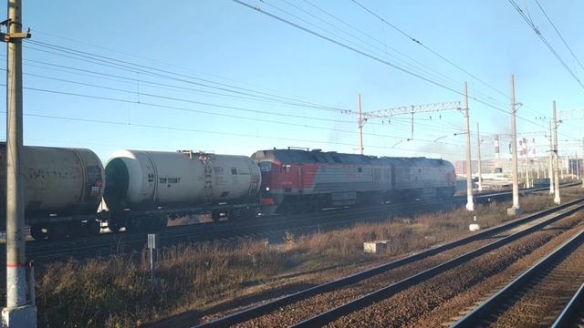 Тепловоз 2ТЭ25Км-0124 с цистернами, о.п. Ленинский Проспект, г.СПб, 07.11.2020г. смотреть онлайн