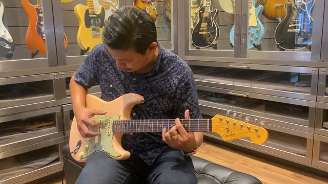 FENDER CS 1960 STRATOCASTER JOURNEYMAN RELIC - SUPER FADED AGED SHELL PINK/Clean Sound смотреть онлайн