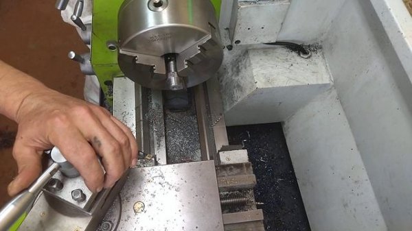 Токарный станок CJM 280. Штуцер автомобиля КАМАЗ.