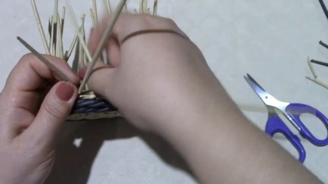 Вазочка на ножки совмещаю обычное плетение с корневым из бумажной лозы 1 часть смотреть онлайн