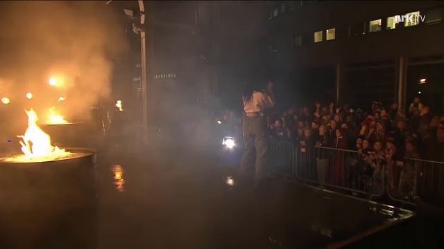 Alan Walker (live 4K), Torine - Play with subtitles смотреть онлайн