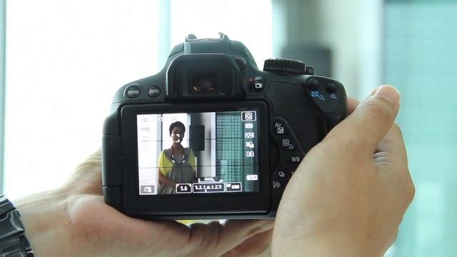 Hands-on: Canon EOS 650D - World's First Touch-Screen DSLR смотреть онлайн