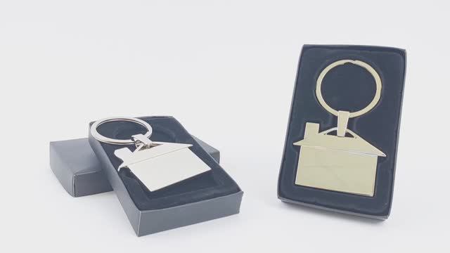 Металлические брелки в форме домика смотреть онлайн