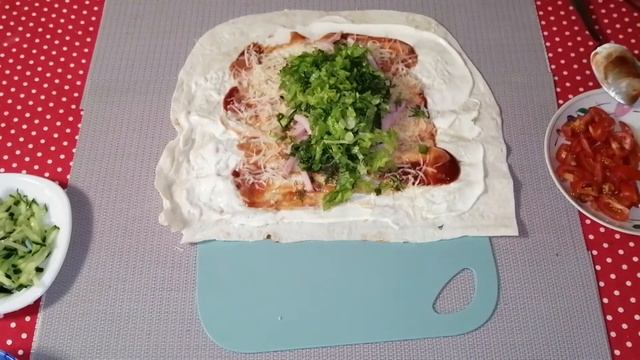 Закуска из лаваша с копченой корейкой, сыром и овощами смотреть онлайн