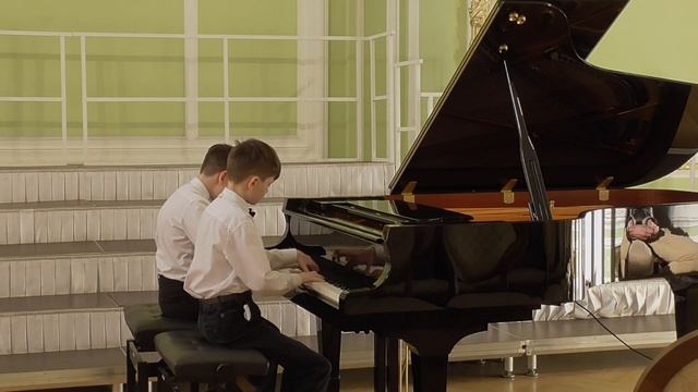 К.Хачатурян."Помидор"(переложение для фортепиано в 4 руки) смотреть онлайн