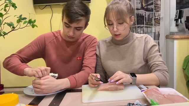 Моя ДЕВУШКА учит меня ГОТОВИТЬ моё любимое БЛЮДО из GTA SAMP! смотреть онлайн