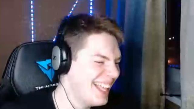 МОЙ ДРУГ ВПЕРВЫЕ ИГРАЕТ В ФОРТНАЙТ смотреть онлайн