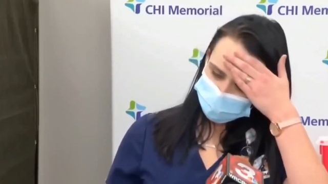 Медсестра упала в обморок в прямом эфире после вакцинации Pfizer смотреть онлайн