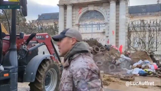 Протестующие фермеры во Франции вывалили навоз возле административного здания в городе Ажен. смотреть онлайн