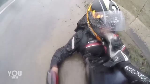 Спас девушку при падении с мотоцикла смотреть онлайн