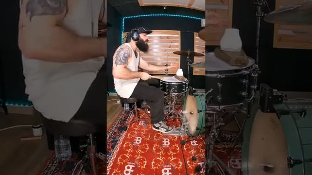 Одной рукой барабанит лучше чем другие двумяmp4 смотреть онлайн