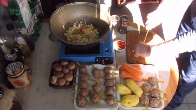 Усатые фрикадельки с королевскими шампиньонами и овощами. #мангальныесубботы #фрикадельки смотреть онлайн