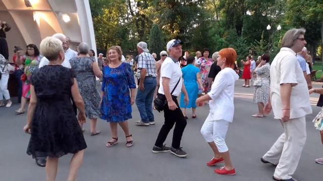 А ЛЕТО ЦВЕТА СЧАСТЬЯ! ТАНЦЫ В ПАРКЕ ГОРЬКОГО ХАРЬКОВ смотреть онлайн