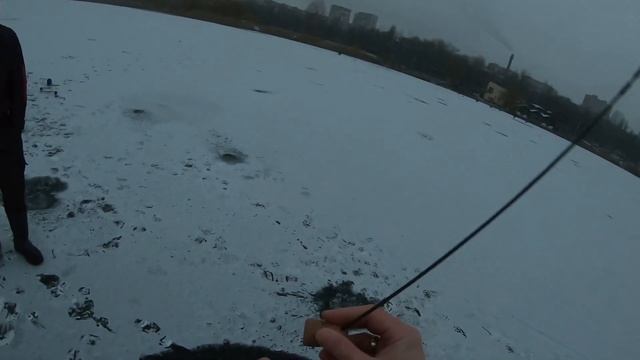 Первая зимняя рыбалка Первый лед окунь на безмотылку радовал своими поклевками смотреть онлайн