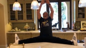 Рубрика Смешное видео: Растяжка с Арнольдом Шварценеггером