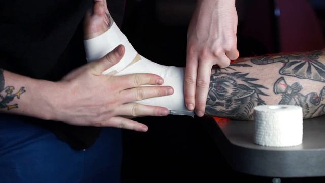 HARDTAPE. Жесткое тейпирование. Для кого НЕОБХОДИМО и кому НЕ СТОИТ! Видео-пример на голеностопе. смотреть онлайн