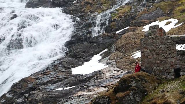 Kjosfossen Waterfall & Red Robe Hulder Enchantress (4K) смотреть онлайн