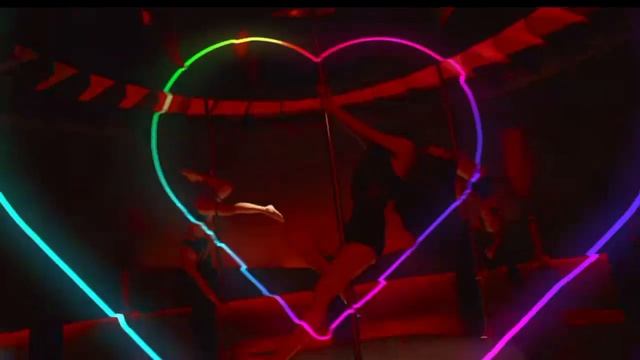 лалиса поёт лиса, идея не моя автора забыла и ещё наложила пару фильтров