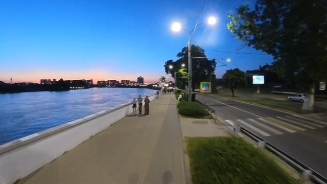 Вечерний мост Поцелуев и набережная в Краснодаре смотреть онлайн