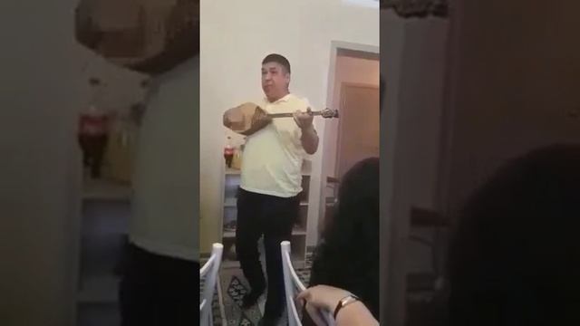 Казах наяривает на домбре советские песни. смотреть онлайн
