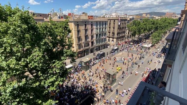 A strike in the center of Barcelona! Spanish president was in the famous theatre Liceu. 21/06/2021 смотреть онлайн