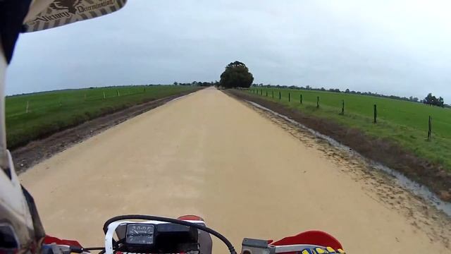 First Ever Wheelies Honda XR250 смотреть онлайн