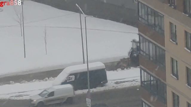 130423•ТРАКТОРЫ МТЗ-82 и МТЗ-320 ПОДМЕТАЮТ ЗИМНИЕ И ПОЛИВАЮТ ВЕСЕННИЕ УЛИЦЫ В КУДРОВО