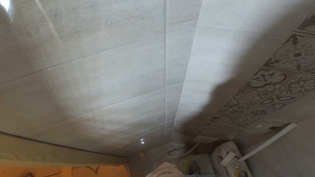 Мега сложная поклейка Багета в туалете. На жидкие гвозди. Потолочный плинтус. смотреть онлайн