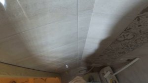 Мега сложная поклейка Багета в туалете. На жидкие гвозди. Потолочный плинтус.