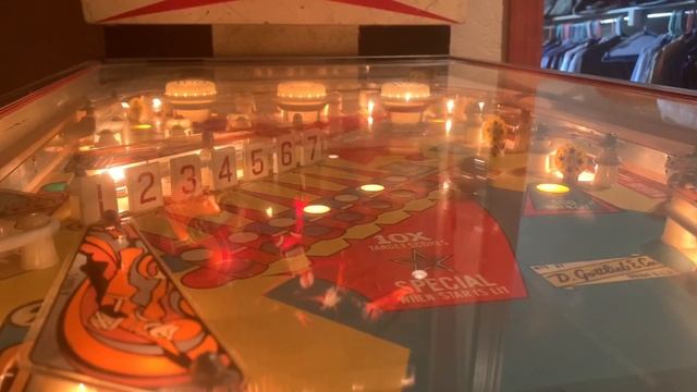 Ball is STUCK on Vintage Pinball Machine! 10 Ball Challenge! смотреть онлайн