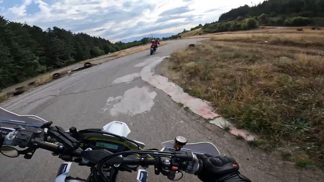 Супермото БИТКА - Husqvarna FE 450 vs KTM 690 SMC-R смотреть онлайн