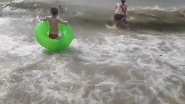 Жесть! Огромные волны на море (Обском) людей сбивает с ног! смотреть онлайн