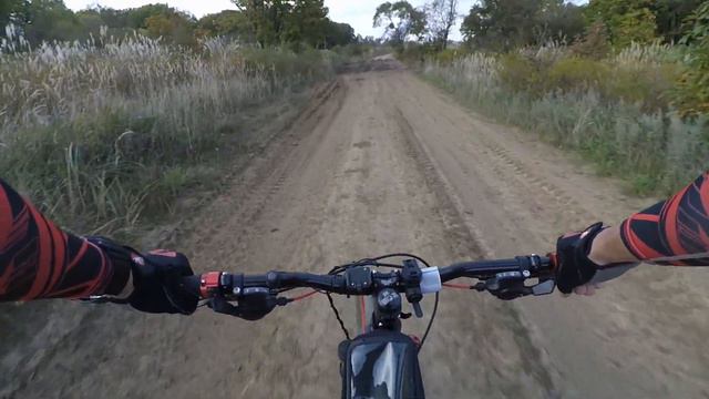 Велопокатушка грязь, пробитые колеса, потерял пол рюкзака