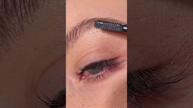 Укладка бровей гелем и маркером ✌? #makeup #makeupartist