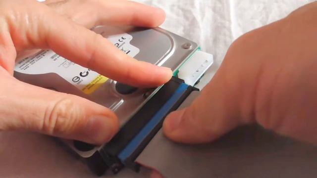 PATA IDE to SATA adapter (connect newer SATA drives to older IDE motherboard) смотреть онлайн