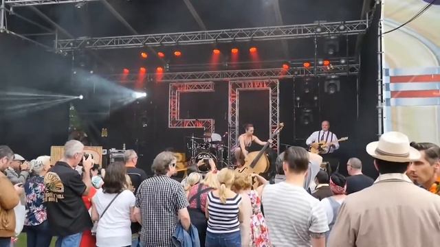 The Bass Pixie - Rockin' Bass Jump! смотреть онлайн