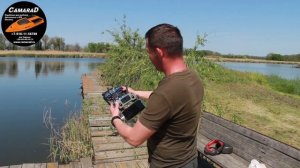 Разбрасыватель, установленный на прикормочный кораблик для рыбалки CamaraD.