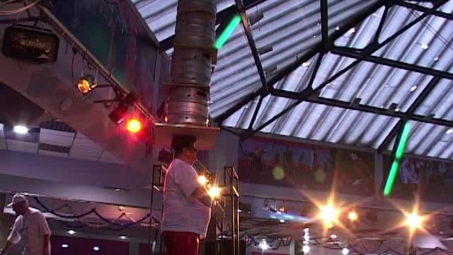 Книга рекордов Гиннеса -26 Восемь бочек из под пива на голове смотреть онлайн
