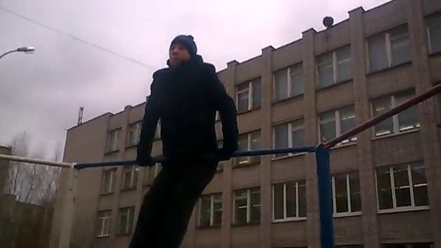 Элементы на турнике|Колесо вперед