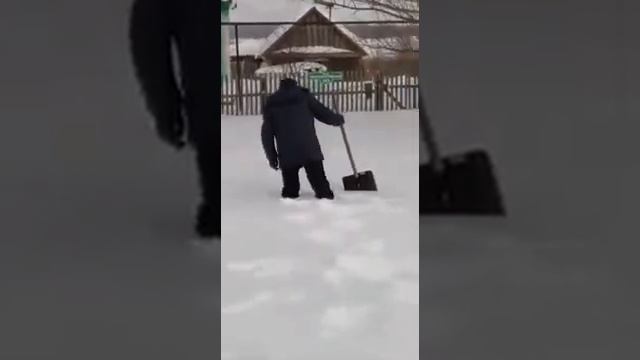 Вот так приедешь домой,а тут снегуууу, даже бульдозер не берёт смотреть онлайн