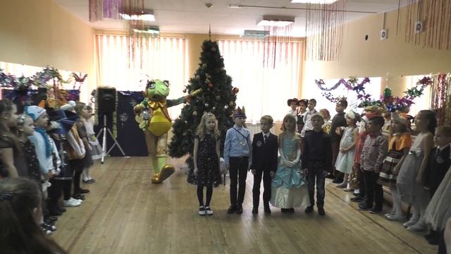 Новогодний детский спектакль в школе МАКС Ёлка Частушки Танцы Шоу ДЕД МОРОЗ ЖЖЁТ Синий иней Утренни смотреть онлайн