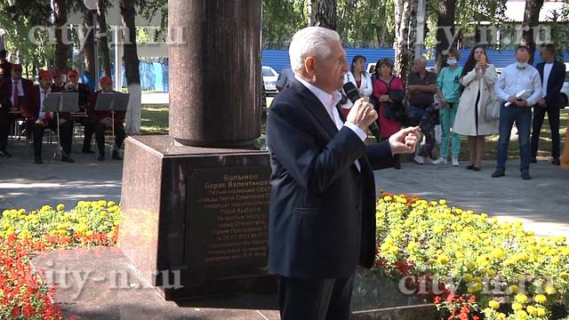 Бюст Бориса Волынова установили в аэропорту Новокузнецка. Герой-космонавт приехал на открытие смотреть онлайн