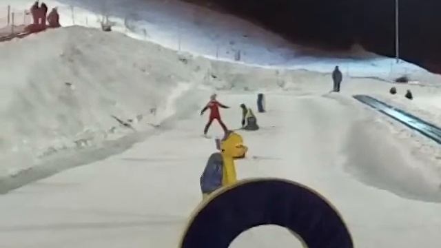 Первый опыт катания на лыжах. 3 года. смотреть онлайн