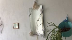 Повесила зеркало на верёвке и украсила ненужным текстилем