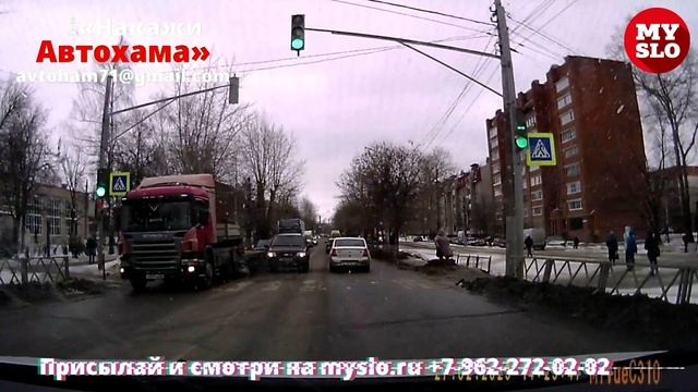 На ул. Кирова водитель Chevrolet Niva обогнал стоящие машины по пешеходному переходу смотреть онлайн